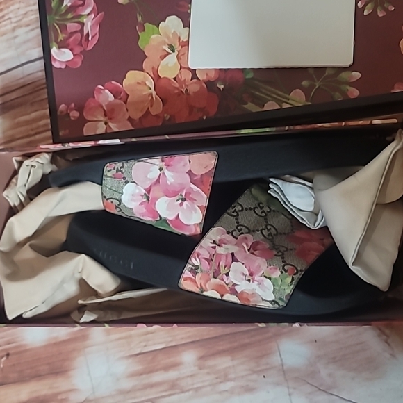 🔥- Gucci Slides Size 8 barely worn perfect condition - Picture 3 of 13